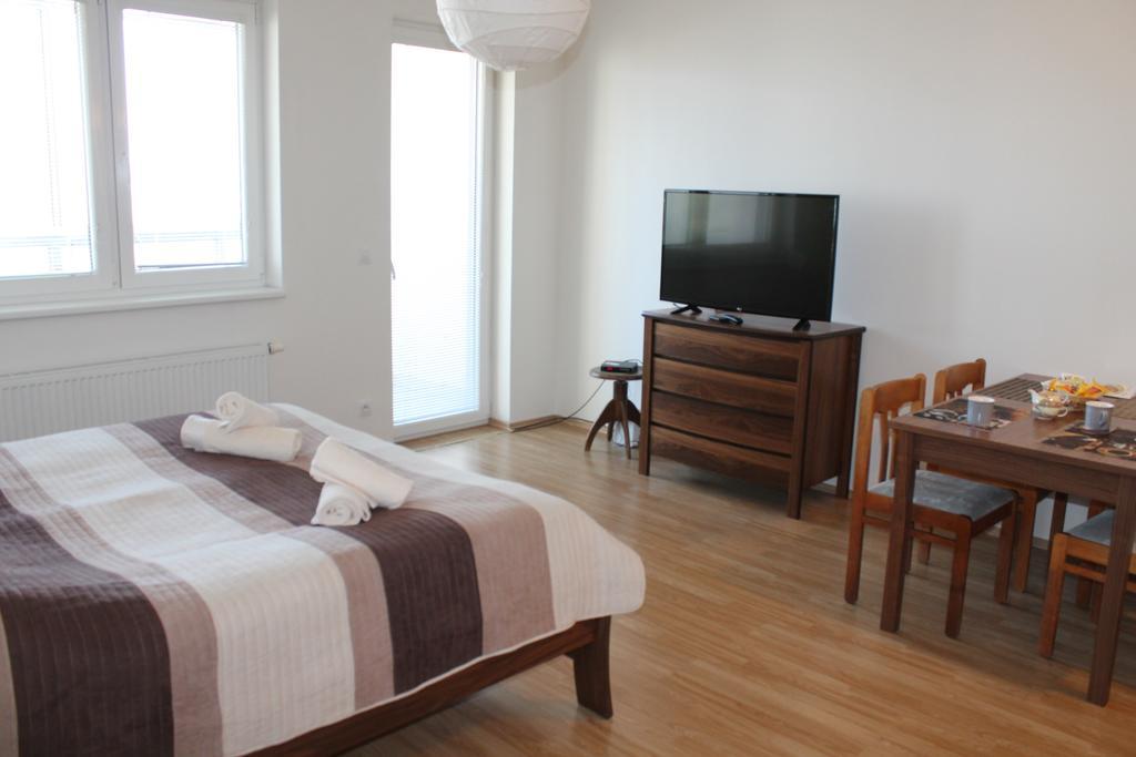 New Studio On V Doline 1 Hotel Praag Buitenkant foto